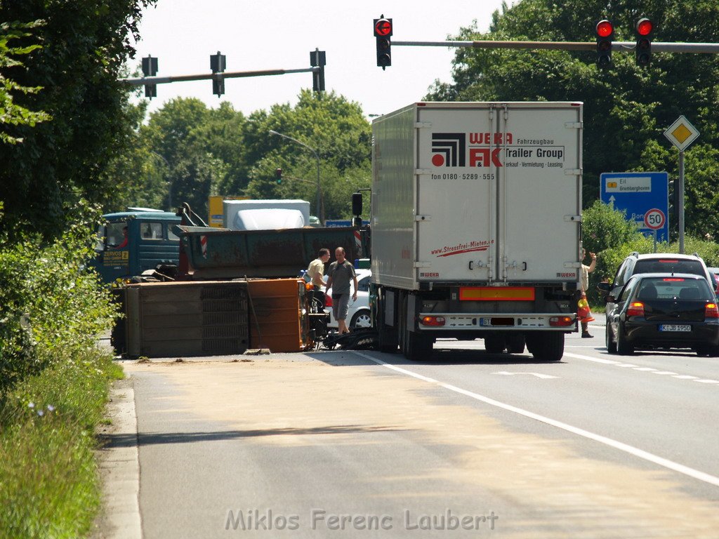 VU LKW Kehrmaschine Koeln Porz Gremberhoven Frankfurterstr - Ratherstr 37.JPG